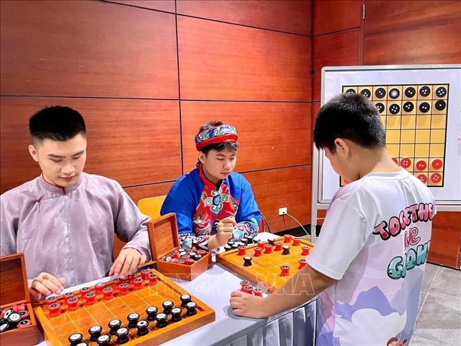 Sự độc đáo của bộ cờ Mặt trời thu hút giới trẻ. Ảnh: TTXVN phát