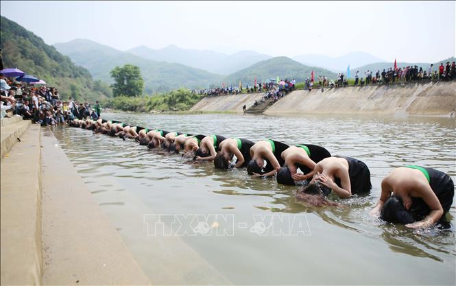 Tái hiện tục gội đầu (Áp Hô Pang) của người con gái Thái trắng ở huyện biên giới Phong Thổ, Lai Châu. Ảnh: Quý Trung – TTXVN