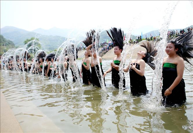 Những mái tóc dài mềm mại của các cô gái Thái trắng bên dòng suối Nậm Lụm, xã Khổng Lào. Ảnh: Quý Trung – TTXVN