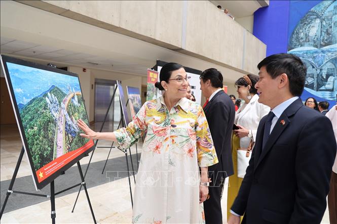 Vietnamese Ambassador to Mexico Nguyen Hoanh Nam and President of the Chamber of Deputies Marcela Guerra Castillo tour a photo exhibition on the beauty of Vietnam and its people. VNA Photo: Phi Hùng