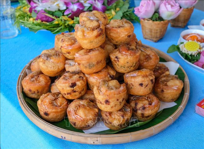 Món bánh cống, một trong các món ăn đặc sản của đồng bào Khmer Nam bộ. Ảnh: Thanh Liêm - TTXVN