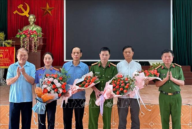 Lãnh đạo Công an tỉnh Sơn La và lãnh đạo UBND huyện Mai Sơn chúc mừng, thưởng nóng các lực lượng tham gia phá án. Ảnh: TTXVN phát.