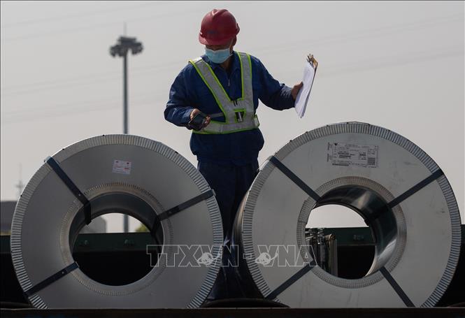 Công nhân kiểm tra các cuộn thép tại tỉnh Hồ Bắc, Trung Quốc. Ảnh: AFP/TTXVN