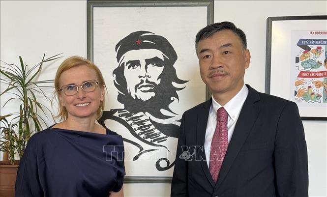 Chairwoman of the Communist Party of Bohemia and Moravia (KSCM) Katerina Konecna and Vietnamese Ambassador to the Czech Republic Duong Hoai Nam. VNA Photo: Ngọc Biên