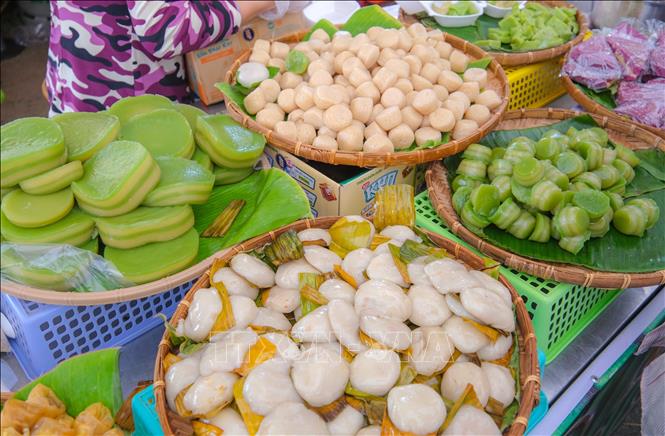 Various types of traditional southern cakes at the event for visitors to experience. VNA Photo: Thanh Liêm