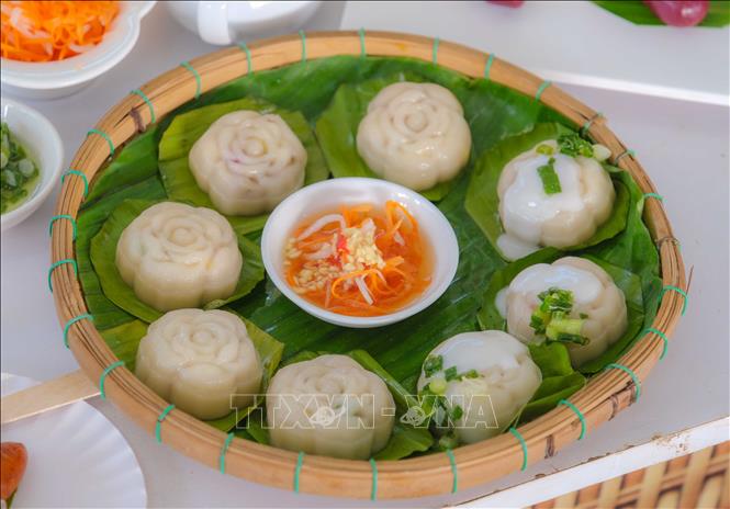 Banh it tran (sticky rice dumpling) are shaped into roses at the event. VNA Photo: Thanh Liêm