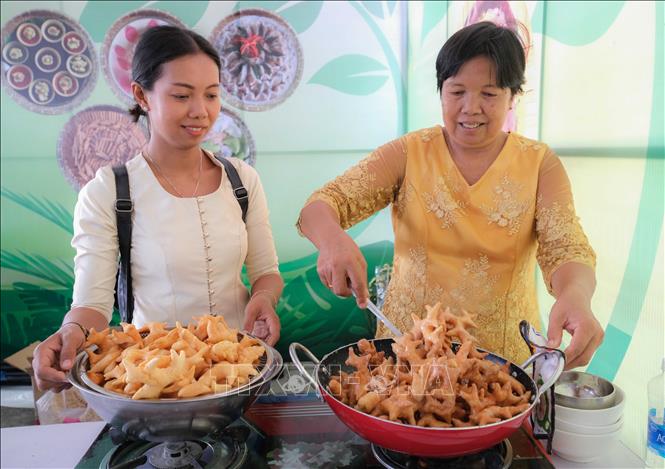 At the event, cook Neang Hien from An Giang province makes banh gung (ginger cake), a specialty of Khmer ethnic. VNA Photo: Thanh Liêm