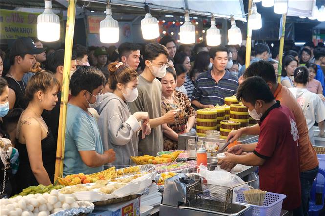 Visitors line up at the event to experience southern flavours. VNA Photo: Thanh Liêm