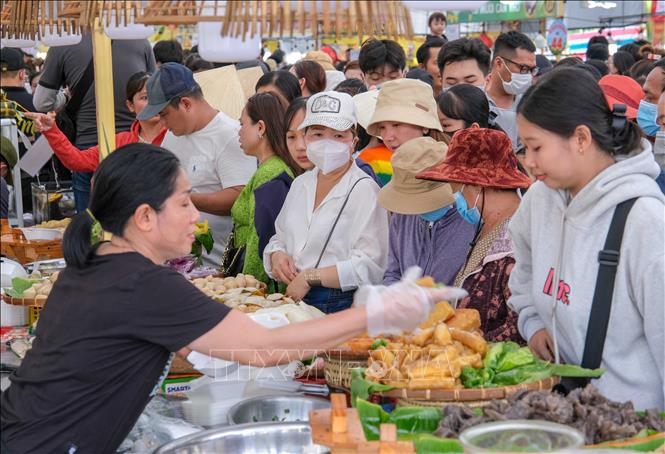 Visitors line up at the event to experience the southern flavours. VNA Photo: Thanh Liêm