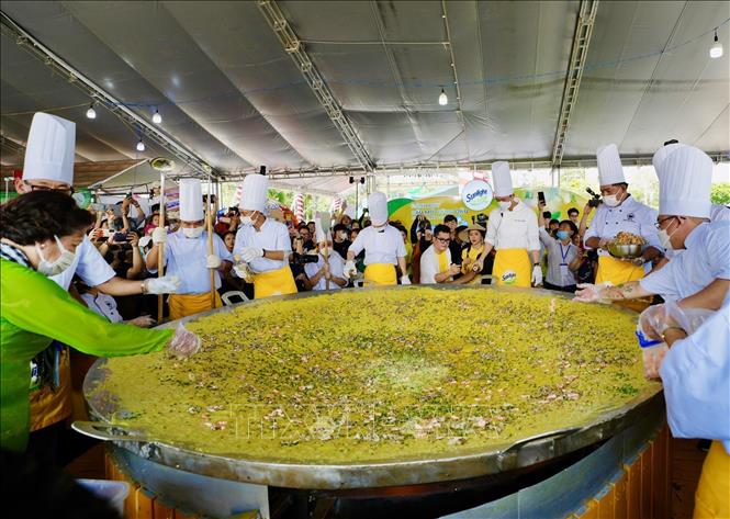 Cooks take about 30 minutes to make the pancake, ensuring that the pancake has crunchy outer skin, delicious fillings and rich coconut taste. VNA Photo: Thanh Liêm