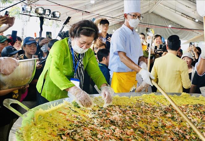 Culinary artisan Le Thi Hong Dung joins hands with other cooks to make the largest banh xeo. VNA Photo: Thanh Liêm