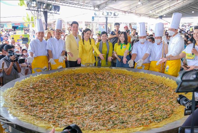 The largest banh xeo is completed with the joy of cooks and visitors. VNA Photo: Thanh Liêm