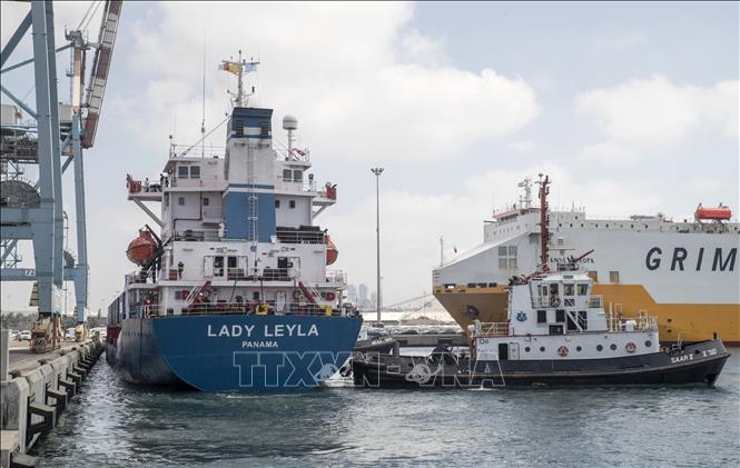 Ngày 17/4/2024, quân đội Israel cho biết các xe chở hàng viện trợ đã lần đầu tiên đi qua cảng Ashdod của nước này để chuyển hàng cứu trợ vào Dải Gaza sau khi Chính phủ tạm thời cho phép chuyển hàng viện trợ qua cảng trên. Trong một thông báo, Israel cho hay 8 xe hàng cứu trợ của Chương trình Lương thực Thế giới (WFP) chở bột mỳ đã vào Dải Gaza từ cảng Ashdod. Trong ảnh (tư liệu): Tàu chở hàng cứu trợ neo tại cảng Ashdod, miền Nam Israel. Ảnh: AFP/TTXVN