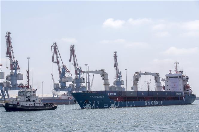 Ngày 17/4/2024, quân đội Israel cho biết các xe chở hàng viện trợ đã lần đầu tiên đi qua cảng Ashdod của nước này để chuyển hàng cứu trợ vào Dải Gaza sau khi Chính phủ tạm thời cho phép chuyển hàng viện trợ qua cảng trên. Trong một thông báo, Israel cho hay 8 xe hàng cứu trợ của Chương trình Lương thực Thế giới (WFP) chở bột mỳ đã vào Dải Gaza từ cảng Ashdod. Trong ảnh (tư liệu): Tàu chở hàng cứu trợ tới cảng Ashdod, miền Nam Israel. Ảnh: AFP/TTXVN
