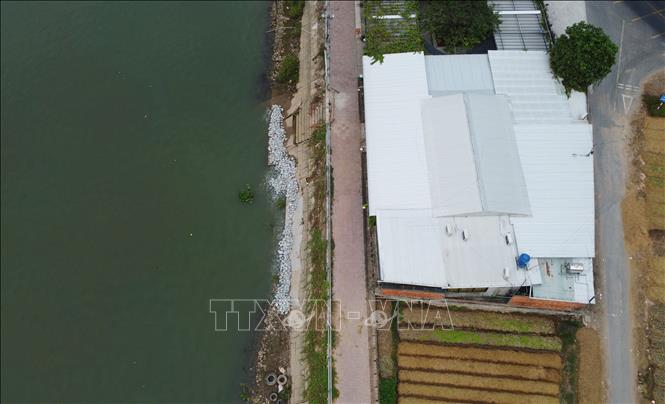 Đoạn kè Mỹ An Hưng B bị sụp lún thảm đá được khắc phục tạm thời. Ảnh: Nhựt An - TTXVN