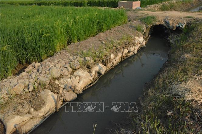 Tuyến kênh N2-10 tại xã Buôn Triết, huyện Lắk không được thi công bằng tấm lát bê tông nhưng bị nghiệm thu “khống” để thanh toán trên “giấy”. Ảnh: Tuấn Anh – TTXVN
