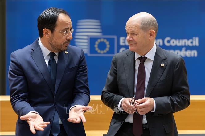 Trong hai ngày 17-18/4/2024, Hội nghị thượng đỉnh bất thường của các nhà lãnh đạo Liên minh châu Âu (EU) diễn ra tại thủ đô Brussels của Bỉ nhằm đạt được sự nhất trí trong việc đối phó với những thách thức đang diễn ra hiện nay. Trong ảnh: Thủ tướng Đức Olaf Scholz (phải) và Tổng thống CH Cyprus Nikos Christodoulides tại Hội nghị thượng đỉnh bất thường của EU ở Brussels, Bỉ, ngày 17/4/2024. Ảnh: THX/TTXVN