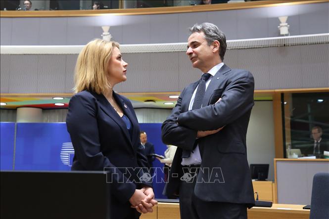 Trong hai ngày 17-18/4/2024, Hội nghị thượng đỉnh bất thường của các nhà lãnh đạo Liên minh châu Âu (EU) diễn ra tại thủ đô Brussels của Bỉ nhằm đạt được sự nhất trí trong việc đối phó với những thách thức đang diễn ra hiện nay. Trong ảnh: Thủ tướng Hy Lạp Kyriakos Mitsotakis (phải) và Thủ tướng Latvia Evika Silina tại Hội nghị thượng đỉnh bất thường của EU ở Brussels, Bỉ, ngày 18/4/2024. Ảnh: THX/TTXVN