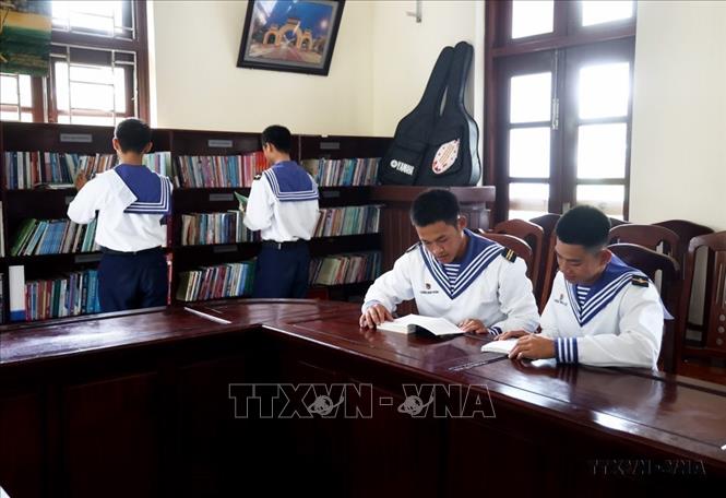 Các chiến sĩ Trường Sa đọc sách sau giờ huấn luyện. Ảnh: Hồng Đạt - TTXVN