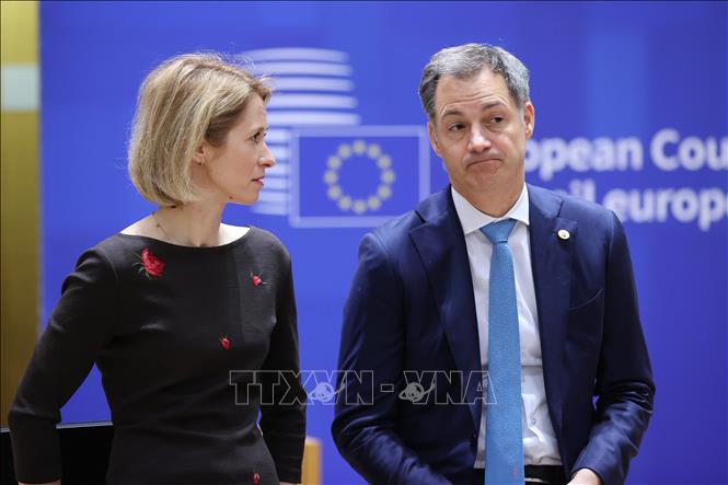 Trong hai ngày 17-18/4/2024, Hội nghị thượng đỉnh bất thường của các nhà lãnh đạo Liên minh châu Âu (EU) diễn ra tại thủ đô Brussels của Bỉ nhằm đạt được sự nhất trí trong việc đối phó với những thách thức đang diễn ra hiện nay. Trong ảnh: Thủ tướng Bỉ Alexander De Croo (phải) và Thủ tướng Estonia Kaja Kallas tại Hội nghị thượng đỉnh bất thường của EU ở Brussels, Bỉ, ngày 18/4/2024. Ảnh: THX/TTXVN