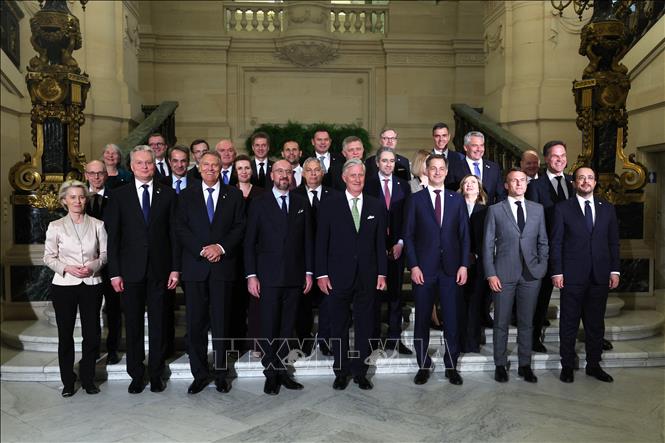 Trong hai ngày 17-18/4/2024, Hội nghị thượng đỉnh bất thường của các nhà lãnh đạo Liên minh châu Âu (EU) diễn ra tại thủ đô Brussels của Bỉ nhằm đạt được sự nhất trí trong việc đối phó với những thách thức đang diễn ra hiện nay. Trong ảnh: Các đại biểu chụp ảnh chung tại Hội nghị thượng đỉnh bất thường của EU ở Brussels, Bỉ ngày 17/4/2024. Ảnh: AFP/TTXVN