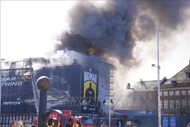Hiện trường vụ cháy tòa nhà Borsen ở Copenhagen, Đan Mạch ngày 16/4/2024. Ảnh: AA/TTXVN