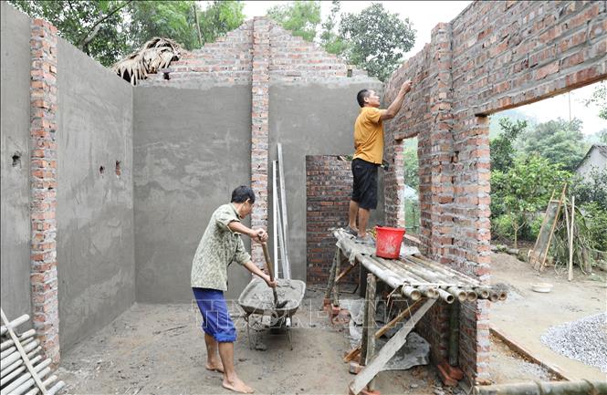 Hỗ trợ hộ nghèo xóa nhà dột nát tại xã Ôn Lương, huyện Phú Lương. Ảnh: Hoàng Nguyên - TTXVN