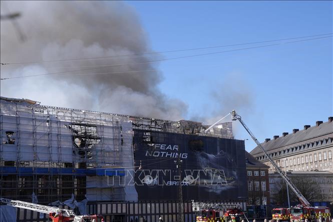 Lực lượng cứu hỏa nỗ lực dập tắt đám cháy tòa nhà Borsen ở Copenhagen, Đan Mạch ngày 16/4/2024. Ảnh: AA/TTXVN
