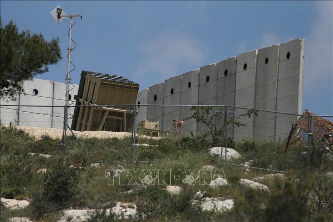 Ngày 13/4/2024, Iran đã phát động một cuộc tấn công quy mô lớn bằng máy bay không người lái (UAV) và tên lửa về phía Israel. Phát biểu họp báo, người phát ngôn Lực lượng phòng vệ Israel Daniel Hagari cho biết các UAV sẽ cần mất vài giờ để tới không phận Israel và các hệ thống phòng thủ của nước này đã sẵn sàng đánh chặn. Trong ảnh: Hệ thống phòng không Iron Dome (Vòm Sắt) của Israel được triển khai gần Jerusalem ngày 15/4/2024. Ảnh: THX/TTXVN