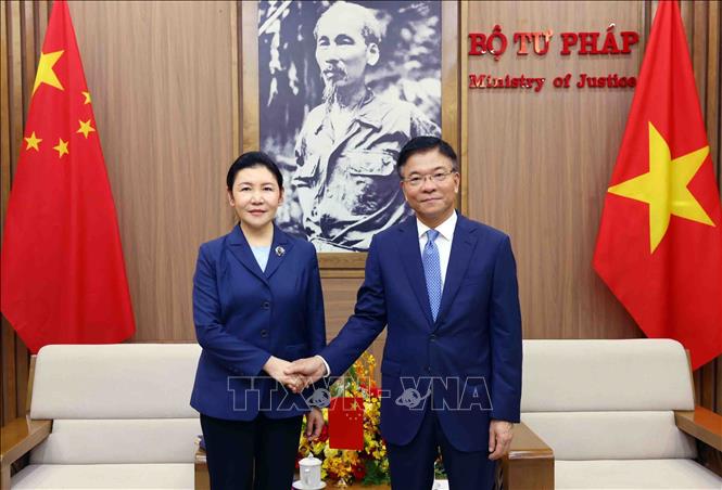 Bộ trưởng Tư pháp Lê Thành Long với Bộ trưởng Tư pháp Trung Quốc Hạ Vinh. Ảnh: Phạm Kiên - TTXVN
