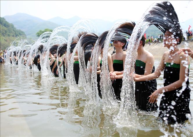 New Year hair-washing ritual of Thai ethnic women in Ap Ho Chieng festival make impressions on viewers. VNA Photo