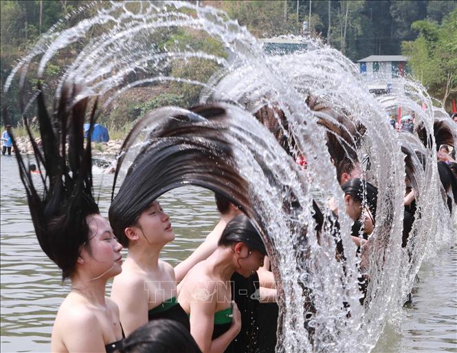 Young girls of Thai ethnic group at the hair washing festival. VNA Photo