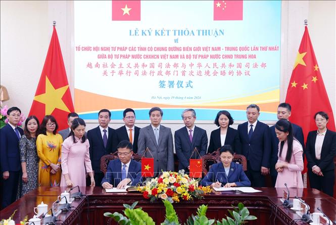 Bộ trưởng Tư pháp Lê Thành Long và Bộ trưởng Tư pháp Trung Quốc Hạ Vinh ký kết thoả thuận hợp tác về Tổ chức Hội nghị Tư pháp các tỉnh có chung đường biên giới Việt Nam - Trung Quốc lần thứ nhất. Ảnh: Phạm Kiên - TTXVN