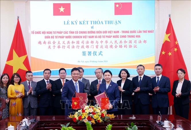 Bộ trưởng Tư pháp Lê Thành Long và Bộ trưởng Tư pháp Trung Quốc Hạ Vinh ký kết thoả thuận hợp tác về Tổ chức Hội nghị Tư pháp các tỉnh có chung đường biên giới Việt Nam - Trung Quốc lần thứ nhất. Ảnh: Phạm Kiên - TTXVN