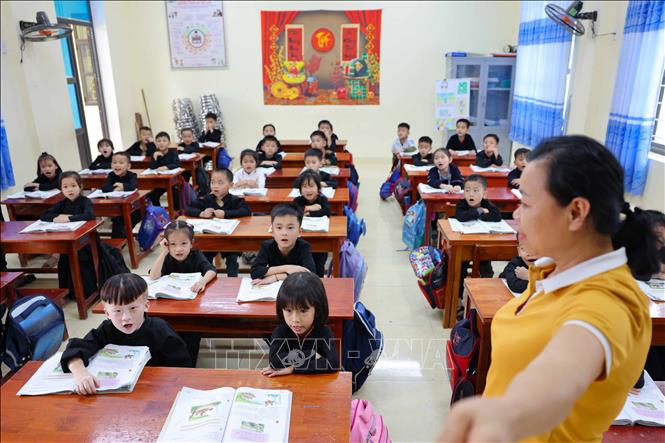 Trong phòng học mới được xây dựng khang trang, học sinh lớp 1 trường PTDTBT Tiểu học Tri Phú, huyện Chiêm Hóa (Tuyên Quang) luôn chăm ngoan và sôi nổi học bài. Ảnh: Thanh Tùng - TTXVN