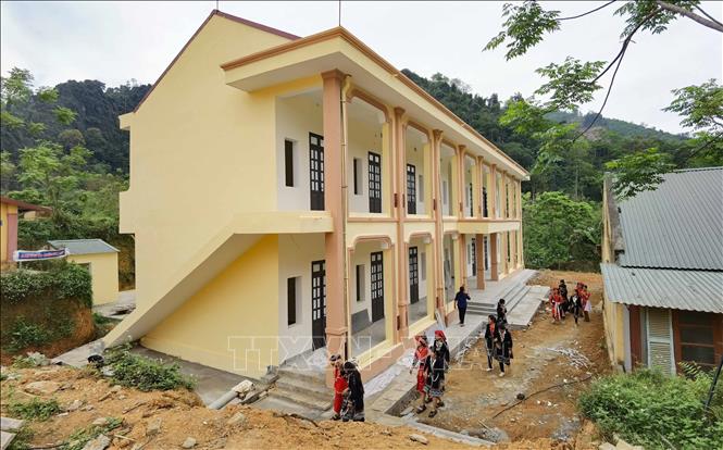 Trường PTDTBT Tiểu học và Trung học cơ sở Linh Phú, huyện Chiêm Hóa (Tuyên Quang) được đầu tư xây dựng 9 phòng bộ môn, 14 phòng ở với tổng trị giá 14,2 tỷ đồng. Trước đó từ nguồn vốn nông thôn mới, nhà trường đã được đầu tư 1,8 tỷ đồng để xây dựng nhà hiệu bộ và 850 triệu đồng mua sắm trang thiết bị. Ảnh: Thanh Tùng - TTXVN