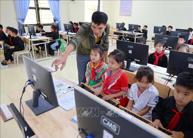 Phòng tin học của trường PTDTBT Tiểu học Tri Phú, huyện Chiêm Hóa (Tuyên Quang) được trang bị máy tính đồng bộ giúp học sinh tiếp cận và thực hành nhiều hơn trong học tập. Ảnh: Thanh Tùng - TTXVN