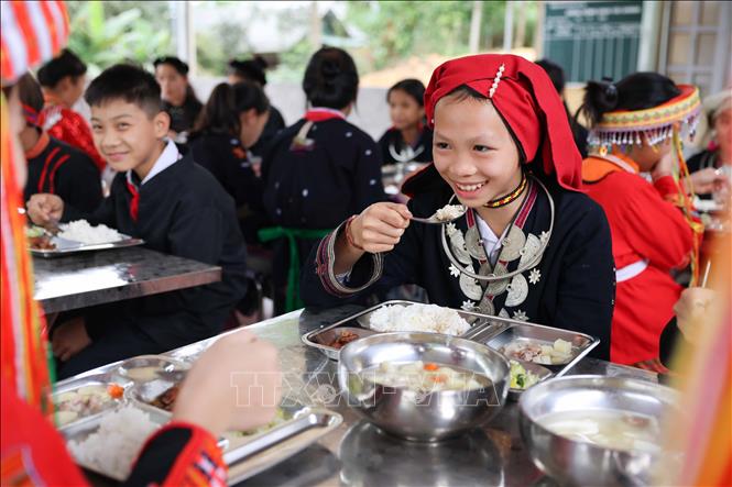 Bên cạnh công tác giảng dạy, các trường cũng quan tâm giáo dục kỹ năng sống, giúp các em có mối quan hệ hài hòa với các đồng bào dân tộc khác, các em được các thầy cô nuôi dạy như con em trong gia đình mình. Ảnh: Thanh Tùng - TTXVN
