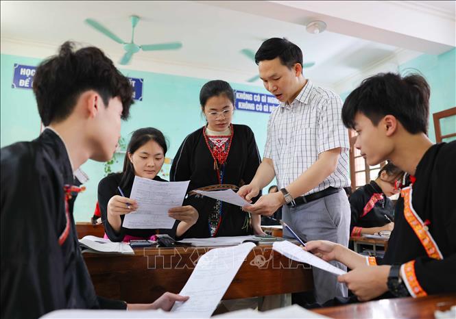 Học sinh được tiếp cận với những thiết bị mới và điều kiện ăn ở, học tập tốt hơn từ đó nâng cao chất lượng học tập. Ảnh: Thanh Tùng - TTXVN