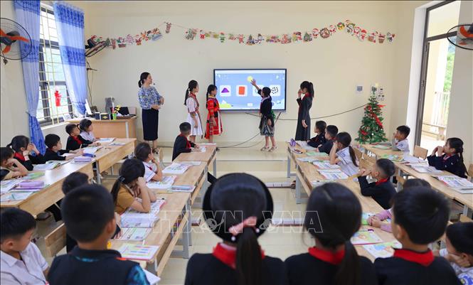 Phòng học ngoại ngữ của trường PTDTBT Tiểu học Tri Phú, huyện Chiêm Hóa (Tuyên Quang) sử dụng bảng tương tác thông minh tạo điều kiện tốt cho học sinh học tập. Ảnh: Thanh Tùng - TTXVN