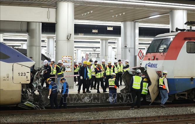Lực lượng chức năng điều tra tại hiện trường vụ va chạm tàu hỏa tại ga Seoul, Hàn Quốc, ngày 18/4/2024. Ảnh: Yonhap/TTXVN