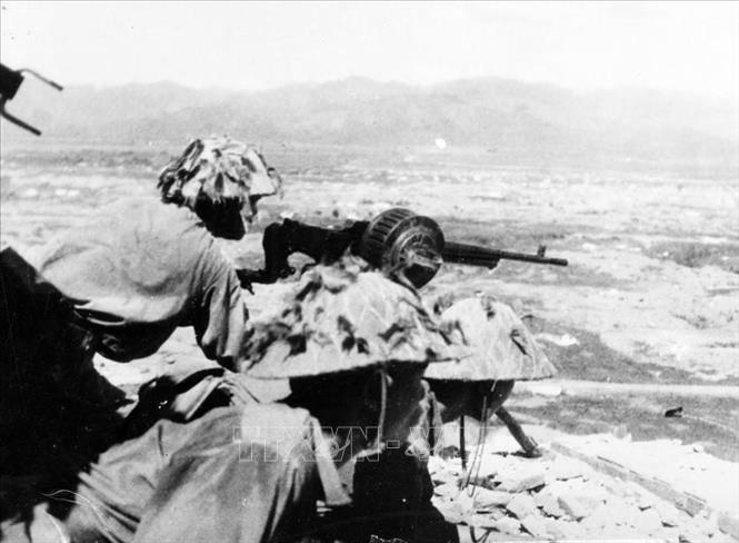Một đơn vị súng máy yểm hộ cho lực lượng xung kích tiến đánh khu trung tâm tập đoàn cứ điểm Điện Biên Phủ. Ảnh: Tư liệu TTXVN