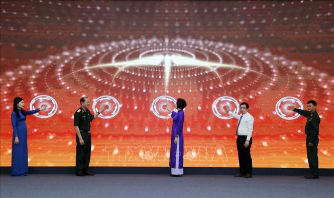Tổng Giám đốc TTXVN Vũ Việt Trang và Thượng tướng Bế Xuân Trường, Chủ tịch Hội Cựu Chiến binh Việt Nam cùng các đại biểu thực hiện nghi thức khai trương. Ảnh: Minh Quyết - TTXVN