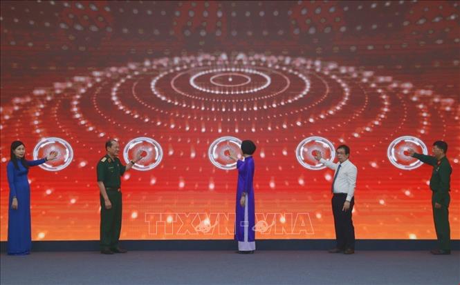 Tổng Giám đốc TTXVN Vũ Việt Trang và Thượng tướng Bế Xuân Trường, Chủ tịch Hội Cựu Chiến binh Việt Nam cùng các đại biểu thực hiện nghi thức khai trương. Ảnh: Minh Quyết - TTXVN