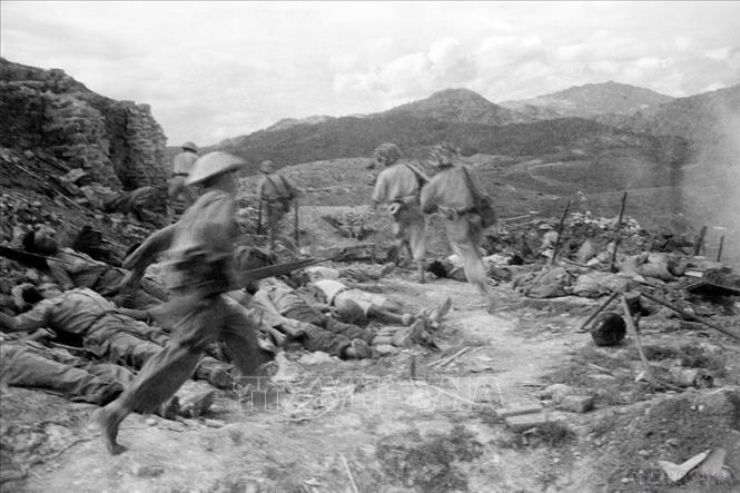 Bộ đội ta tấn công các vị trí xung yếu của địch trên đồi A1, ngày 6/5/1954. Ảnh: Tư liệu TTXVN
