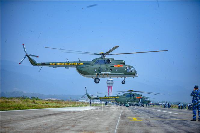 Trực thăng hạ cánh trên đường băng của sân bay Điện Biên. Ảnh: Xuân Tư - TTXVN