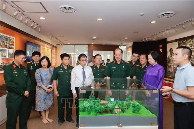 Đại biểu tham quan phòng truyền thống TTXVN. Ảnh: Minh Quyết - TTXVN