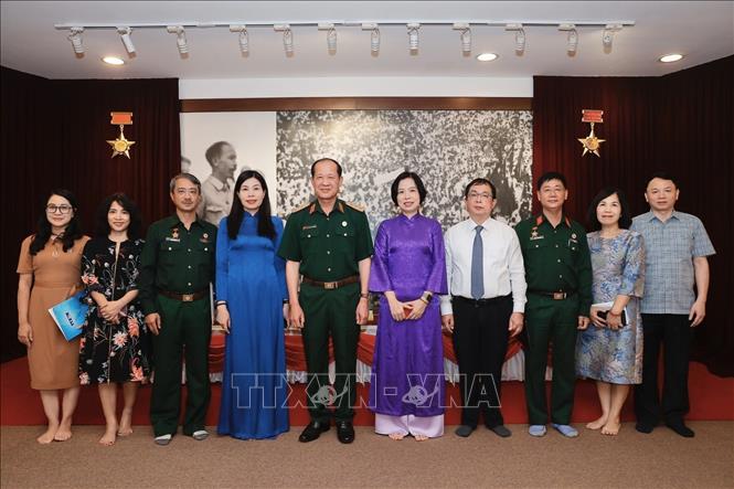 Đại biểu chụp ảnh chung tại phòng truyền thống TTXVN. Ảnh: Minh Quyết - TTXVN