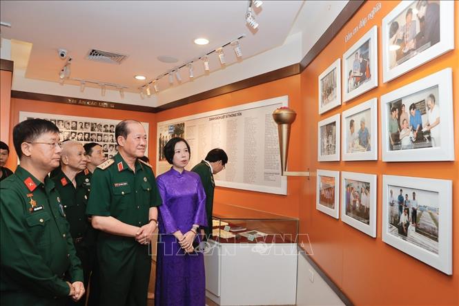 Đại biểu tham quan phòng truyền thống TTXVN. Ảnh: Minh Quyết - TTXVN
