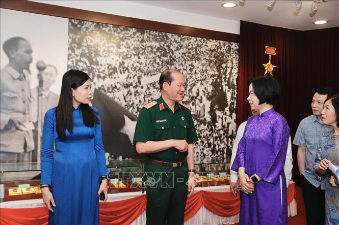 Thượng tướng Bế Xuân Trường, Chủ tịch Hội Cựu chiến binh Việt Nam và đồng chí Vũ Việt Trang, Tổng Giám đốc TTXVN. Ảnh: Minh Quyết - TTXVN